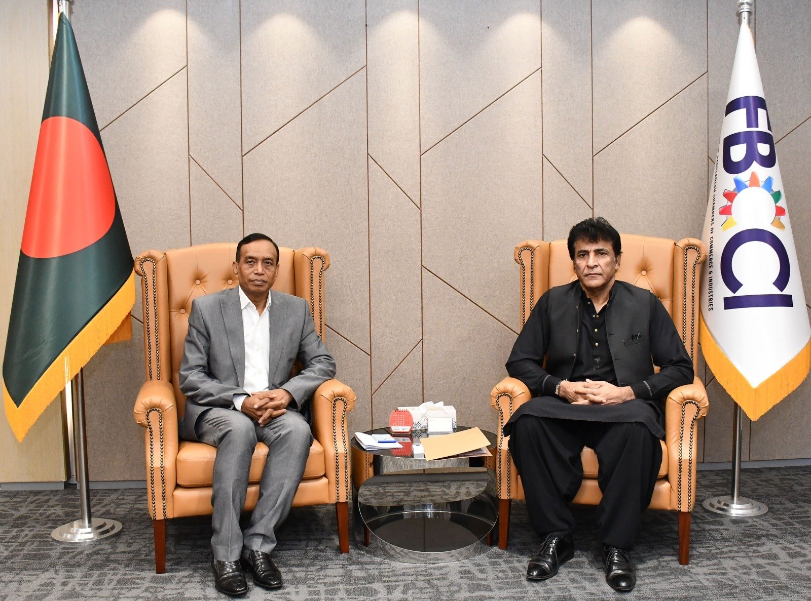 এফবিসিসিআই প্রশাসকের সঙ্গে পাকিস্তান হাইকমিশনারের সাক্ষাৎ; দ্বিপাক্ষিক বাণিজ্য উন্নয়নে জোর