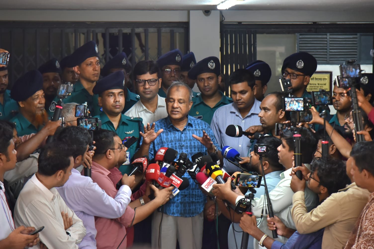 আওয়ামী লীগ অপকর্ম করতে চাইলে কোনভাবেই ছাড় দেয়া হবে না -স্বরাষ্ট্র উপদেষ্টা