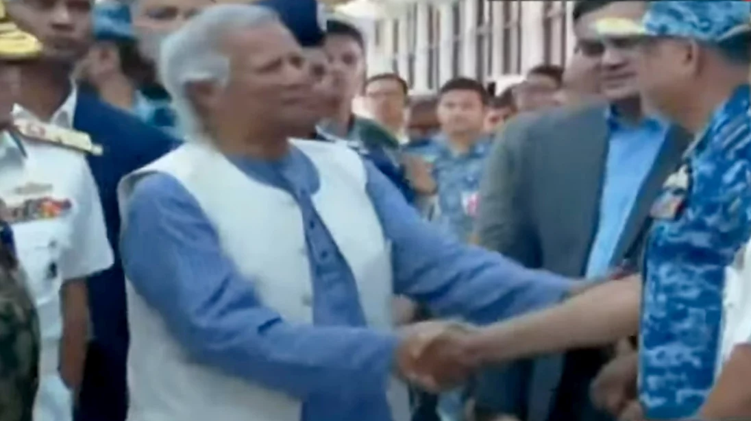 দেশের মাটিতে পা রাখলেন ড. ইউনূস