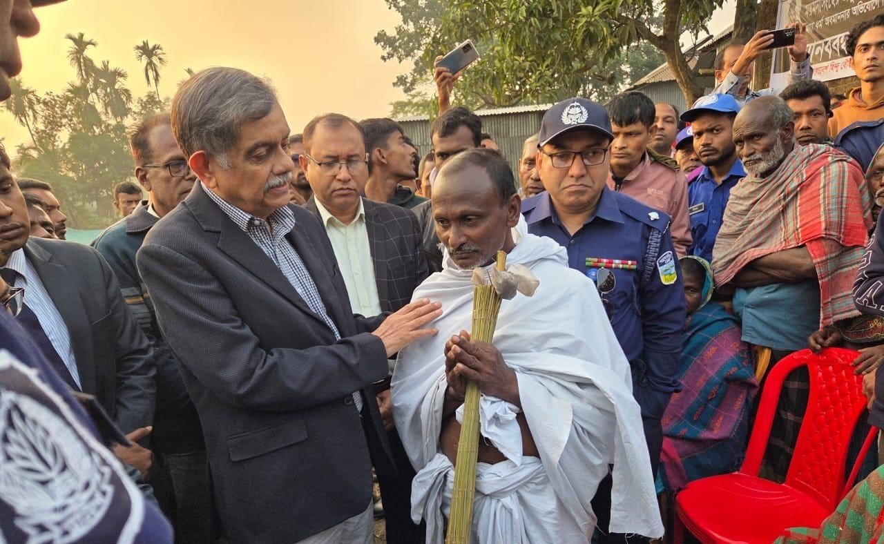 দীপু চন্দ্র দাসের পরিবারের সাথে দেখা করলেন শিক্ষা উপদেষ্টা