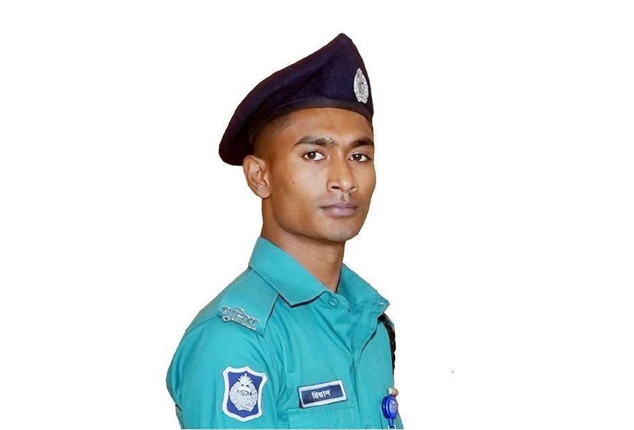 আন্দোলন দমনে বুদ্ধিদীপ্ত পুলিশিং কৌশল প্রয়োগ করায় রাষ্ট্রপতি পুলিশ পদক পেলেন ডিএমপির রিয়াদ