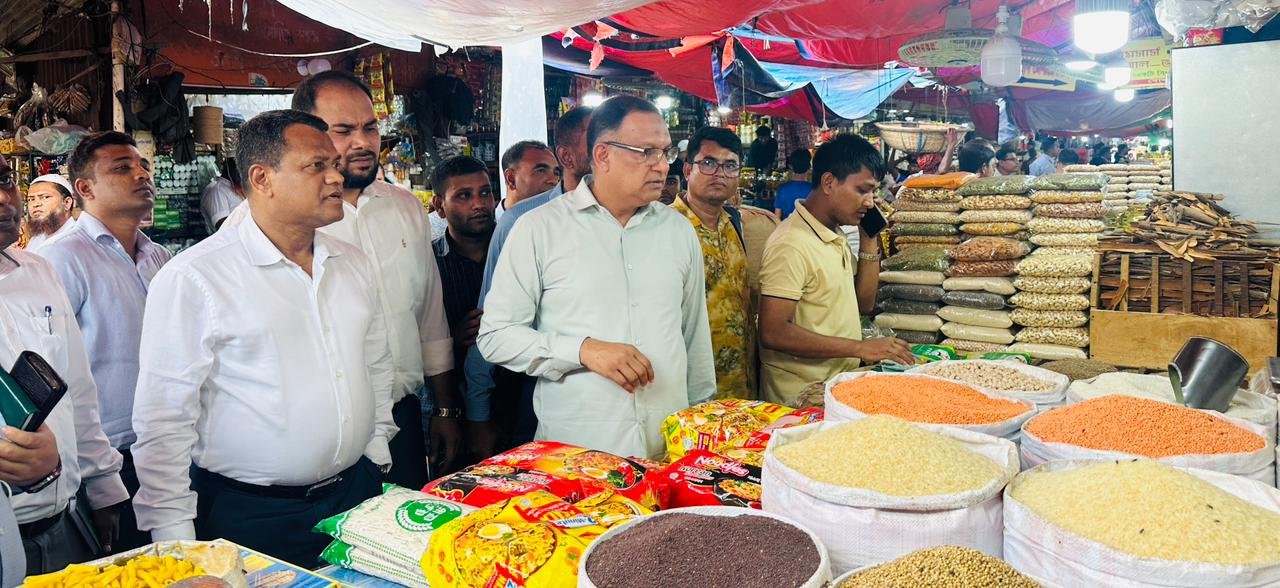 বাজেটের প্রভাব পড়েনি নিত্যপণ্যে, বাজারে সরবরাহ সন্তোষজনক: কারওয়ান বাজার পরিদর্শনে প্রতিমন্ত্রী