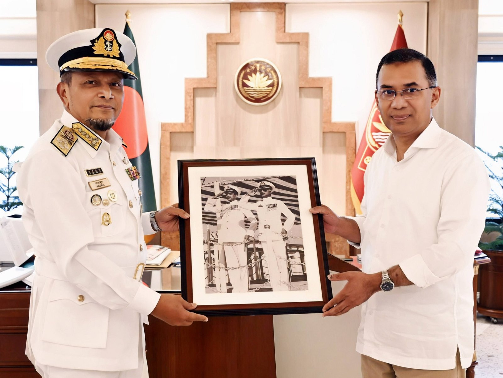 প্রধানমন্ত্রীর তারেক রহমান-এর সঙ্গে নৌ ও বিমান বাহিনী প্রধানের সৌজন্য সাক্ষাৎ