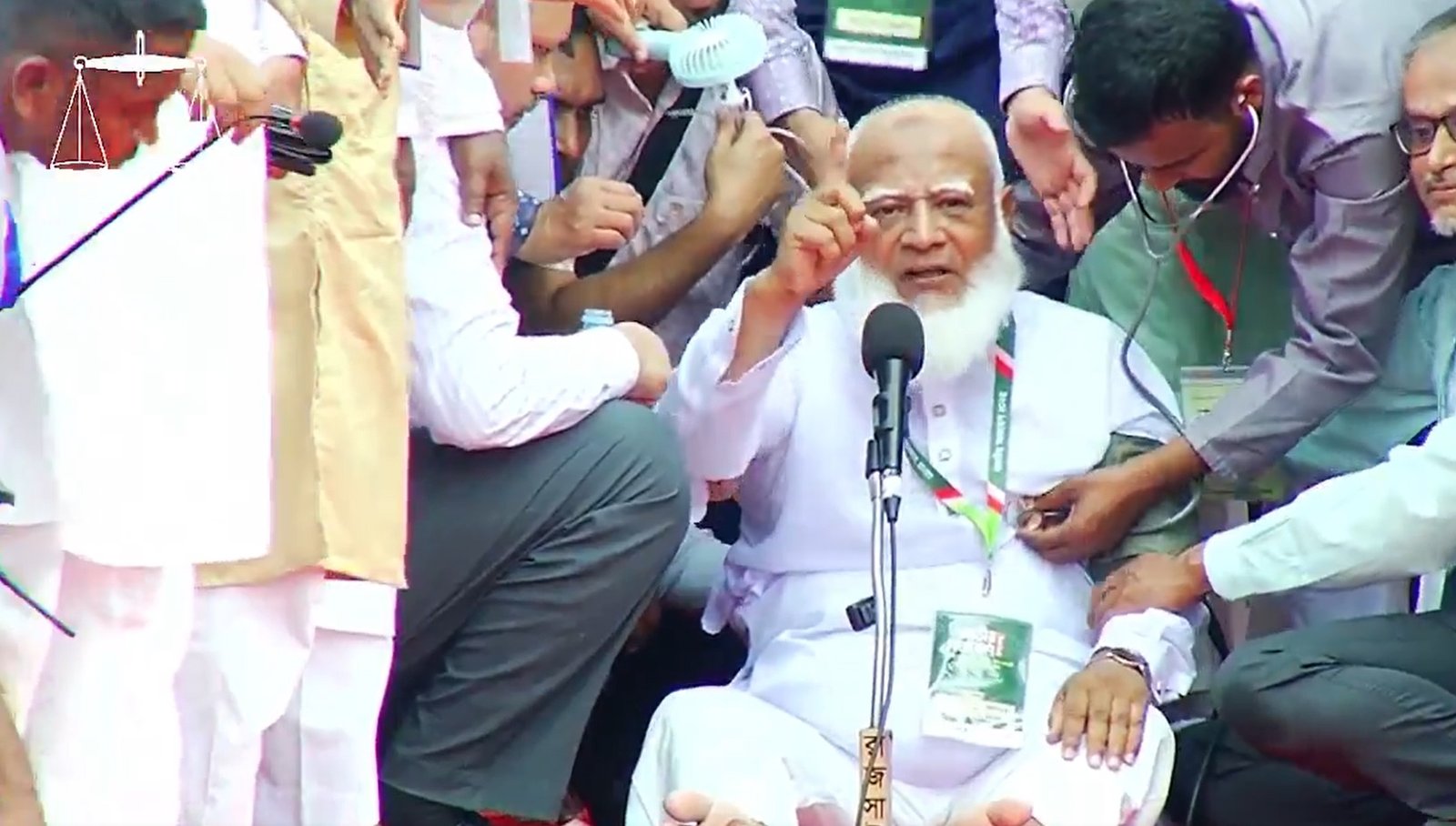 জাতীয় সমাবেশের মঞ্চে অসুস্থ অবস্থায় বক্তব্য দিচ্ছেন জামায়াত আমীর ড. শফিকুর রহমান