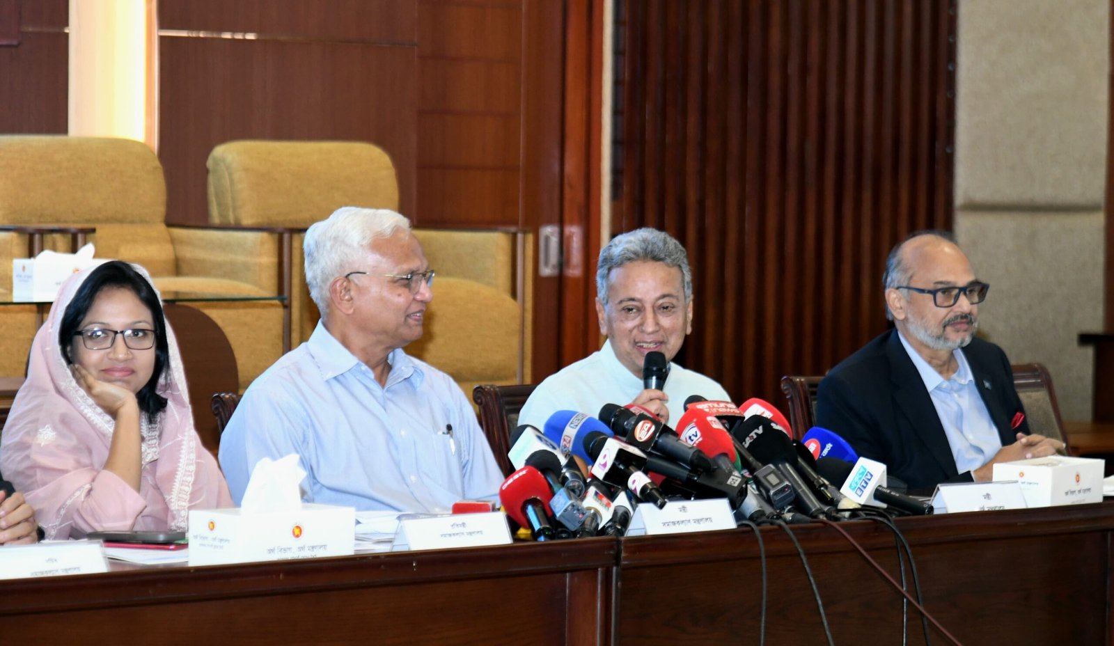 পরিবারের নারী প্রধানের নামে 'ফ্যামিলি কার্ড' প্রদানের যুগান্তকারী কর্মসূচী উদ্বোধন করবেন প্রধানমন্ত্রী: অর্থ মন্ত্রী আমির খসরু মাহমুদ চৌধুরী