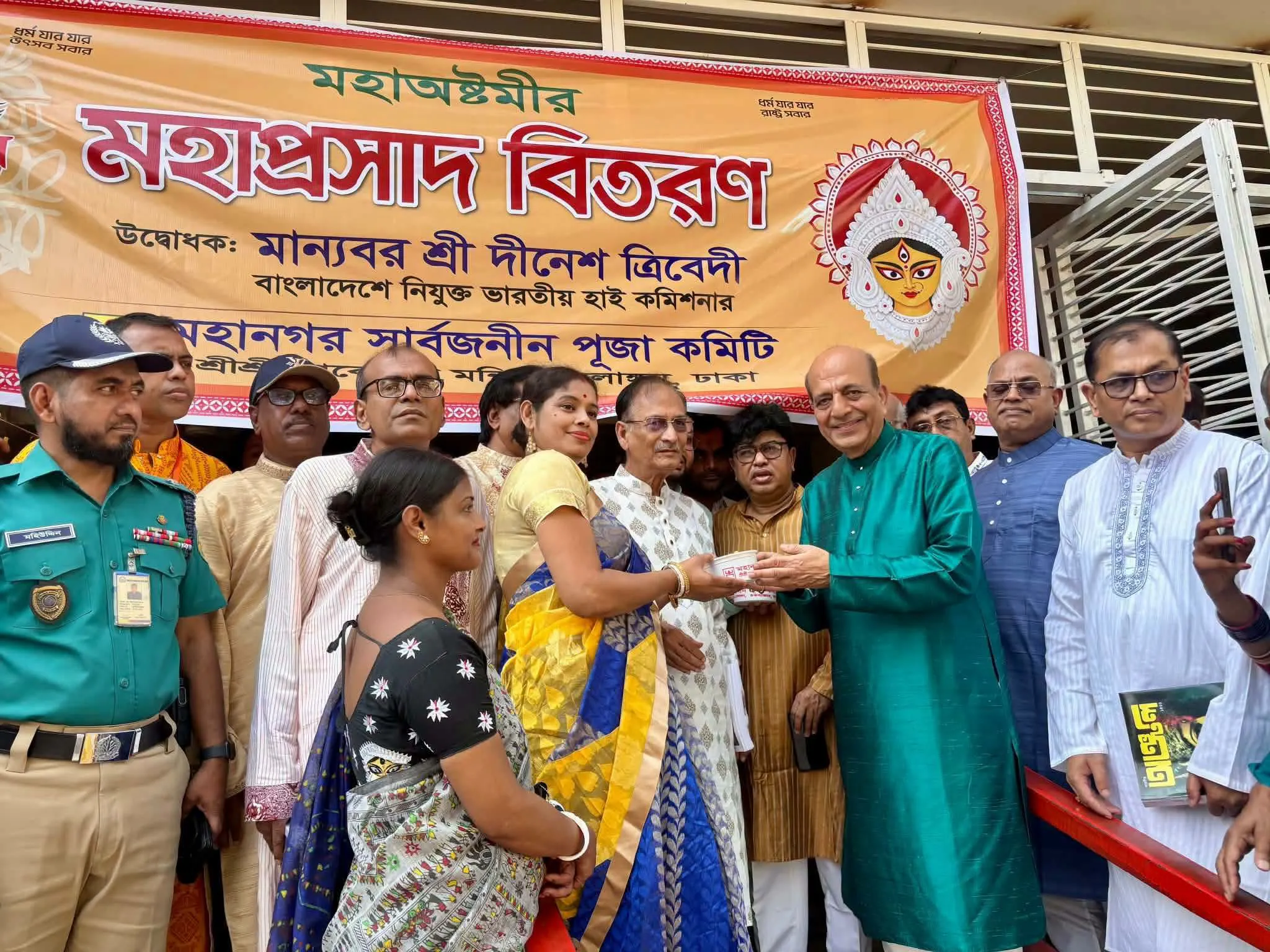 মহাষ্টমীতে ঢাকেশ্বরী মন্দিরে মহাপ্রসাদ বিতরণ উদ্বোধন করলেন ভারতীয় হাইকমিশনার দীনেশ ত্রিবেদী