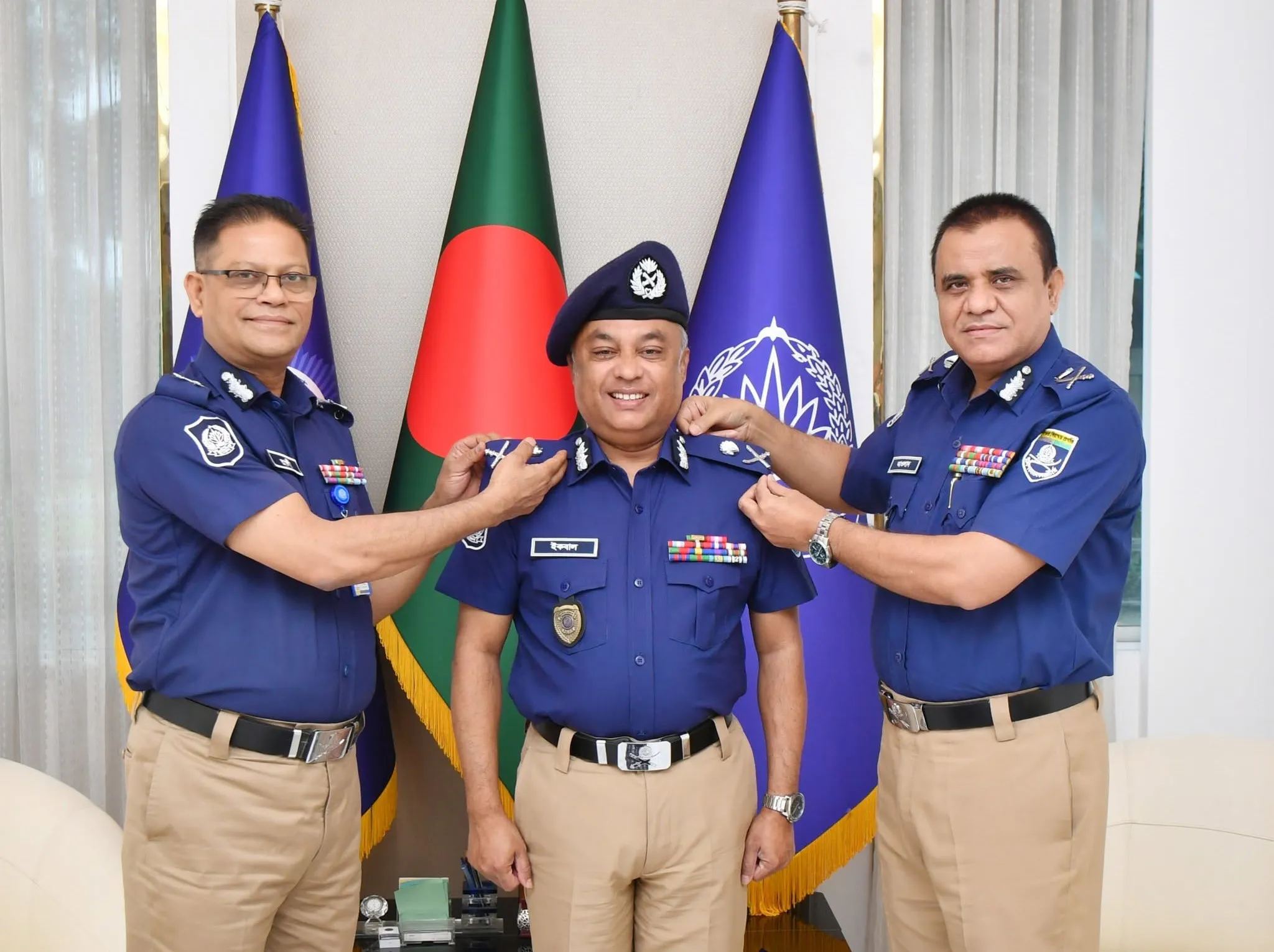 পদোন্নতিপ্রাপ্ত অ্যাডিশনাল আইজি মোঃ ইকবাল হোসেনকে র্যাংক ব্যাজ পরালেন আইজিপি