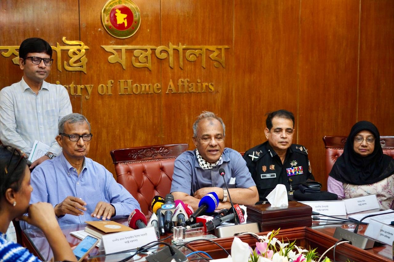 নির্ধারিত পশুর হাটের উদ্দেশে যাওয়া গাড়ি মাঝপথে থামালে ব্যবস্থা- স্বরাষ্ট্র উপদেষ্টা