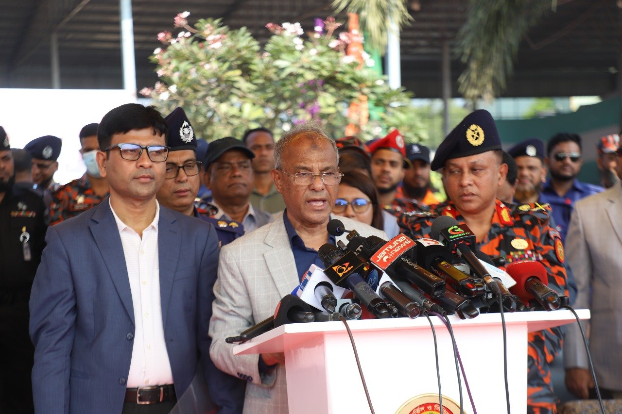 ফায়ার সার্ভিসের ভলান্টিয়ারদের সুযোগ-সুবিধা প্রদান ও প্রশিক্ষণের মান বৃদ্ধির চিন্তাভাবনা করছে সরকার: স্বরাষ্ট্র উপদেষ্টা
