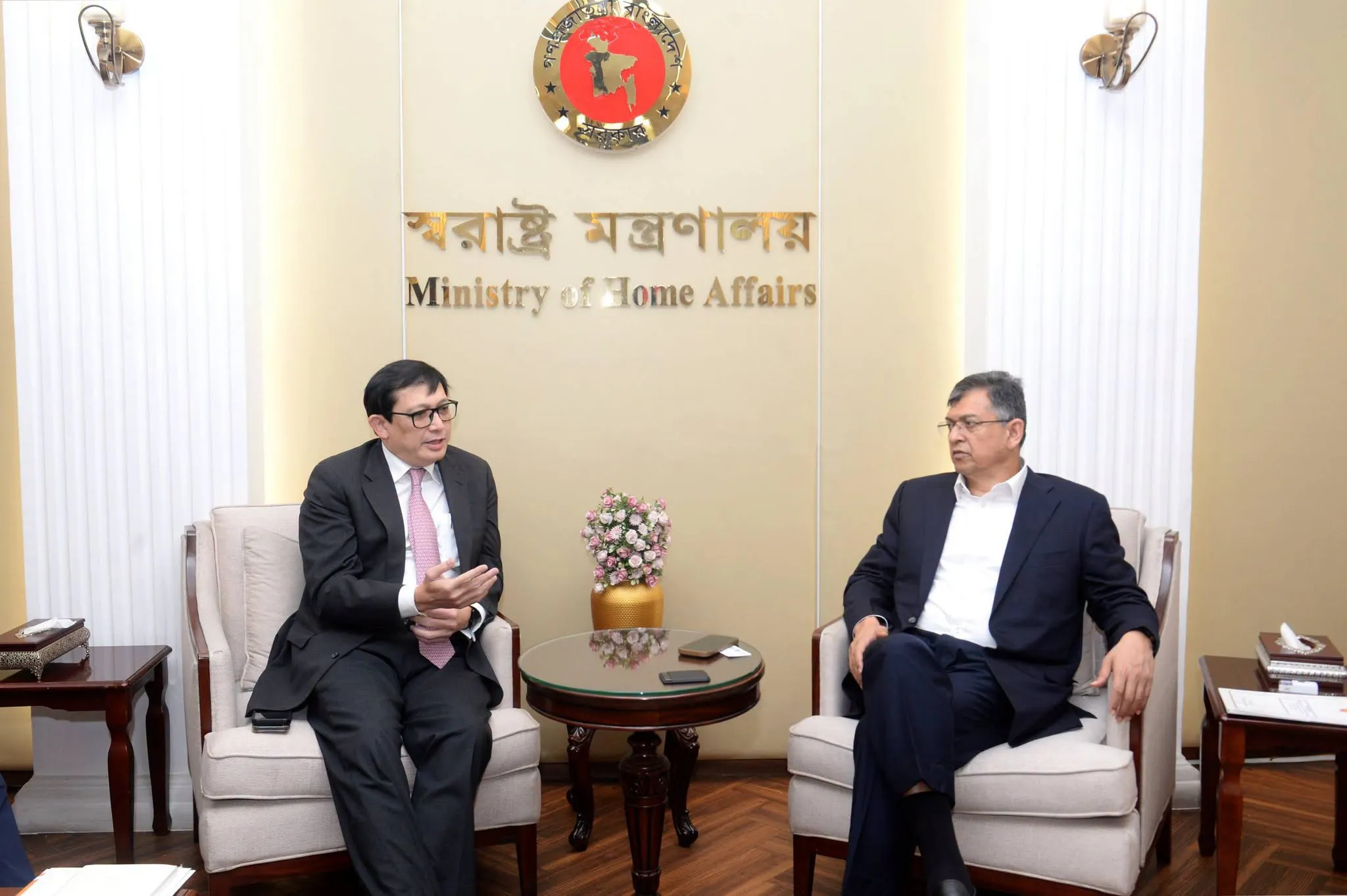 স্বরাষ্ট্রমন্ত্রীর সঙ্গে সৌজন্য সাক্ষাৎ করলেন সিঙ্গাপুরের বিদায়ী চার্জ দ্য অ্যাফেয়ার্স