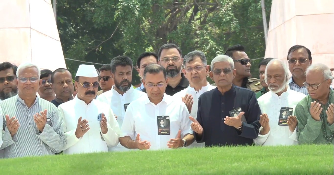 শহীদ রাষ্ট্রপতি জিয়াউর রহমানের ৪৫তম শাহাদৎবার্ষিকীতে মাজারে শ্রদ্ধা নিবেদন ও জিয়ারত করলেন প্রধানমন্ত্রী তারেক রহমান