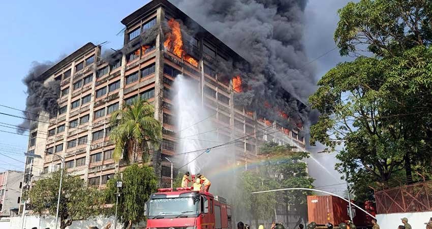 চট্টগ্রাম ইপিজেডে পোশাক কারখানায় ভয়াবহ আগুন, নিয়ন্ত্রণে কাজ করছে ১৬টি ইউনিট