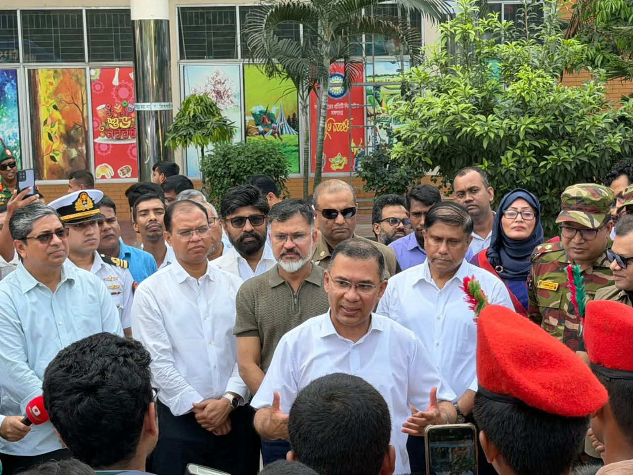 মিরপুর ক্যান্টনমেন্ট পাবলিক স্কুল ও কলেজ আকস্মিক পরিদর্শনে প্রধানমন্ত্রী তারেক রহমান