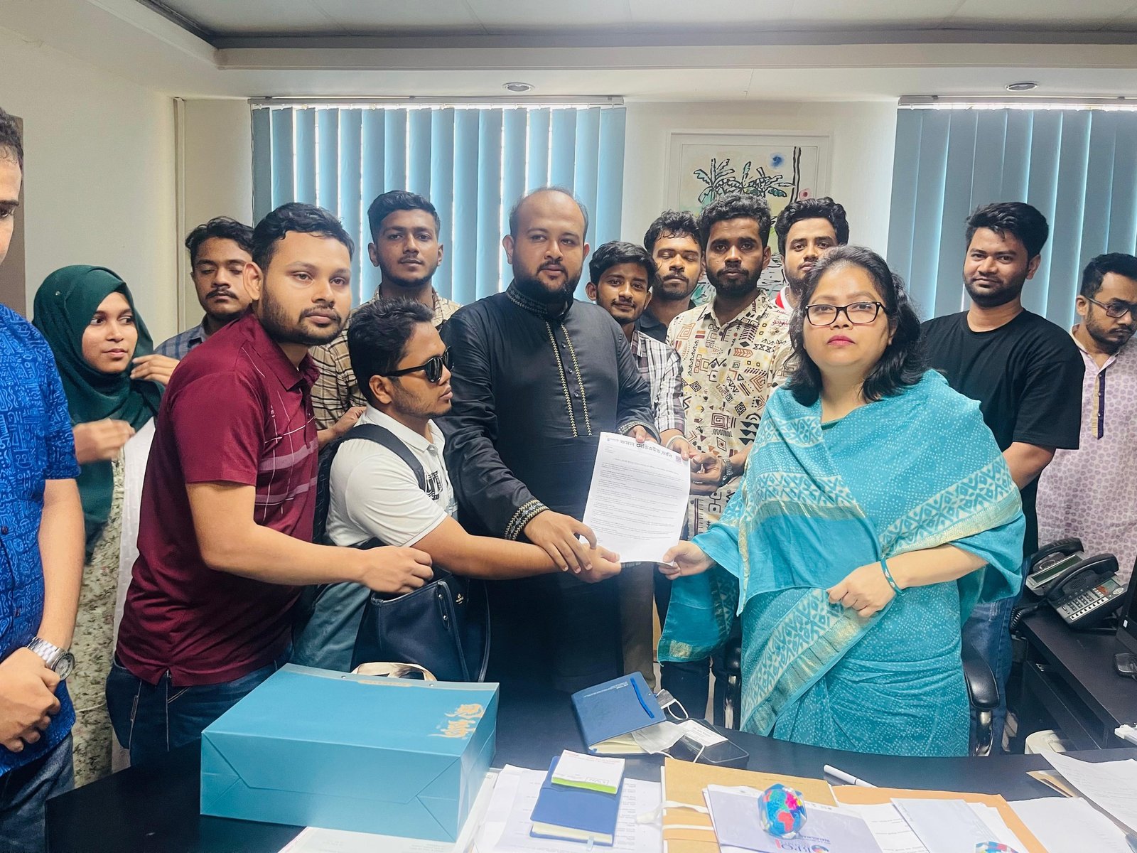 ডাকসুতে প্রতিবন্ধী ক্ষমতায়ন বিষয়ক সম্পাদক পদ সৃষ্টিসহ ৮ দফা দাবিতে বিশ্ববিদ্যালয় প্রশাসনকে ছাত্রদলনেতার স্মারকলিপি প্রদান