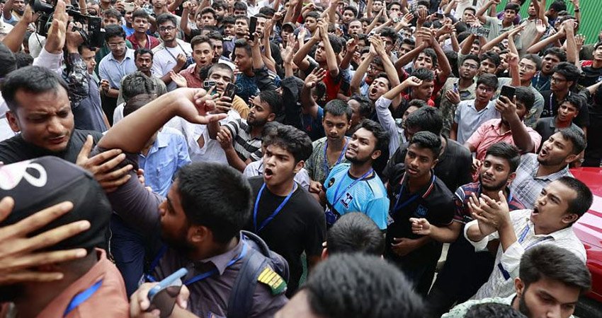 ৬ দফা দাবিতে মাইলস্টোন শিক্ষার্থীদের বিক্ষোভ