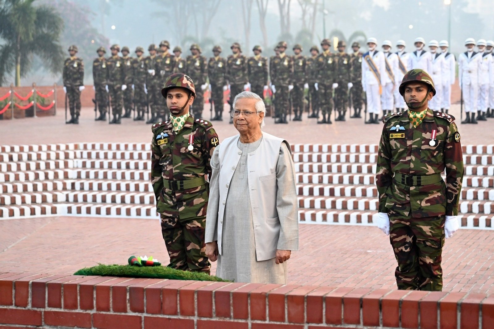 জাতীয় স্মৃতিসৌধে শহীদদের প্রতি শ্রদ্ধা নিবেদন করলেন প্রধান উপদেষ্টা