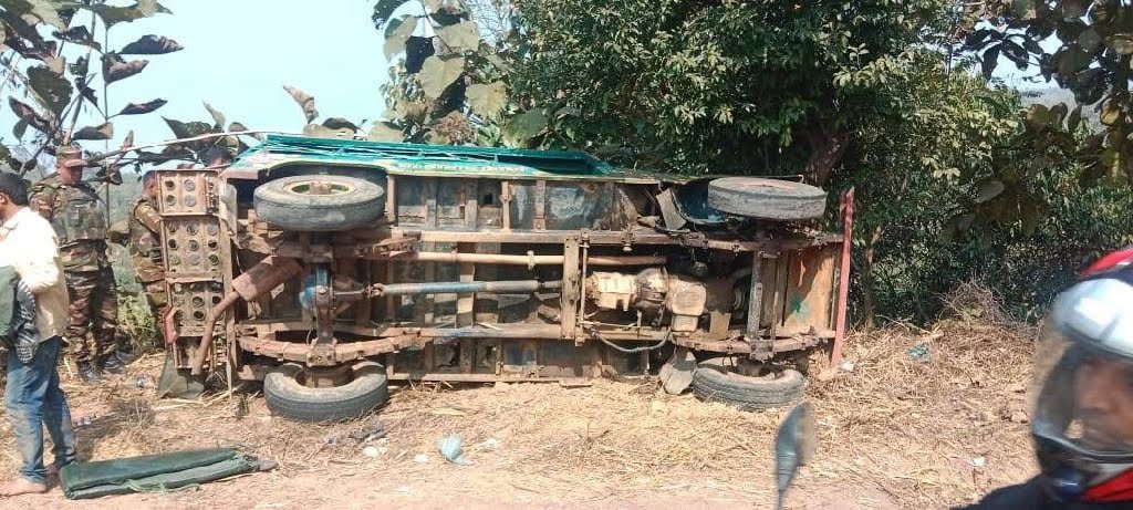 সাজেকে চান্দের গাড়ি উল্টে ৮ পর্যটক আহত