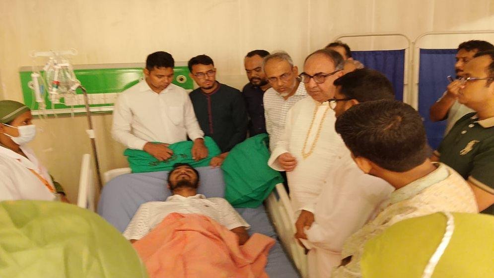 নুরুল হক নুরকে দেখতে ঢাকা মেডিকেলে গেলেন মির্জা আব্বাস
