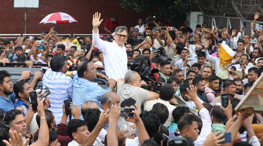 ৯ বছর পর দেশে ফিরলেন সালাহউদ্দিন আহমেদ
