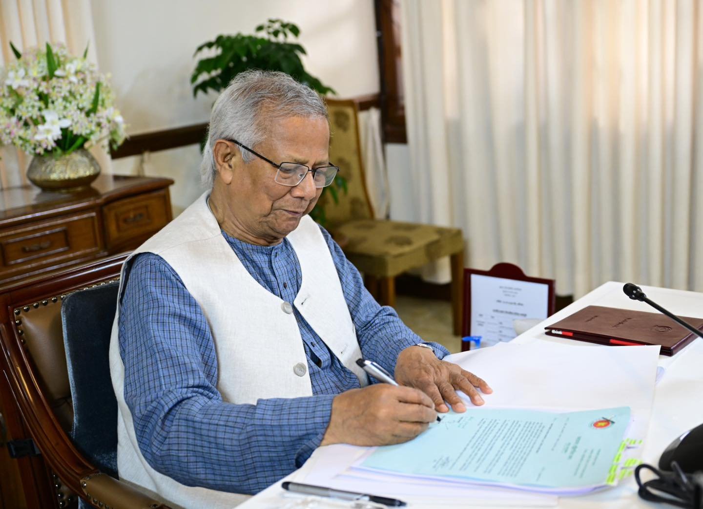 সন্ত্রাস বিরোধী (সংশোধন) অধ্যাদেশ, ২০২৫-এর খসড়ার নীতিগত ও চূড়ান্ত অনুমোদনে স্বাক্ষর করেছেন প্রধান উপদেষ্টা