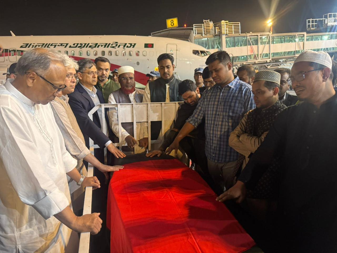 শহিদ ওসমান হাদির মরদেহ বহনকারী ফ্লাইট দেশে অবতরণ করেছে