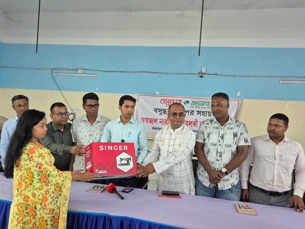 বসুন্ধরা শুভসংঘের উদ্যোগে বগুড়ায় সেলাই মেশিন বিতরণ