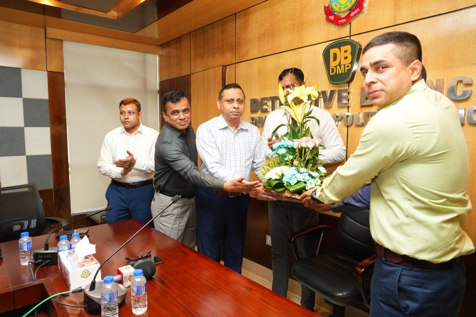 ডিবির সাবেক অতিরিক্ত কমিশনার ও নবনিযুক্ত ঢাকা রেঞ্জ ডিআাইজি রেজাউল করিম মল্লিকের বিদায় সংবর্ধনা দিয়েছে ডিবি