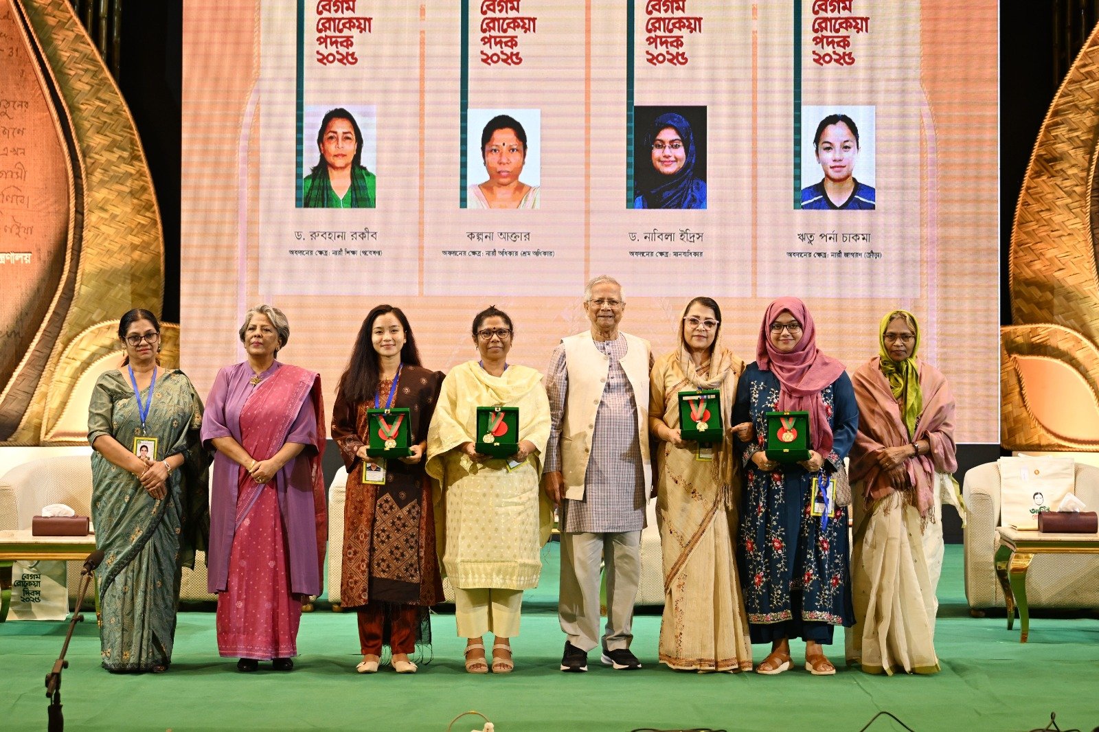 বিশিষ্ট ৪ নারীর হাতে বেগম রোকেয়া পদক তুলে দিলেন প্রধান উপদেষ্টা