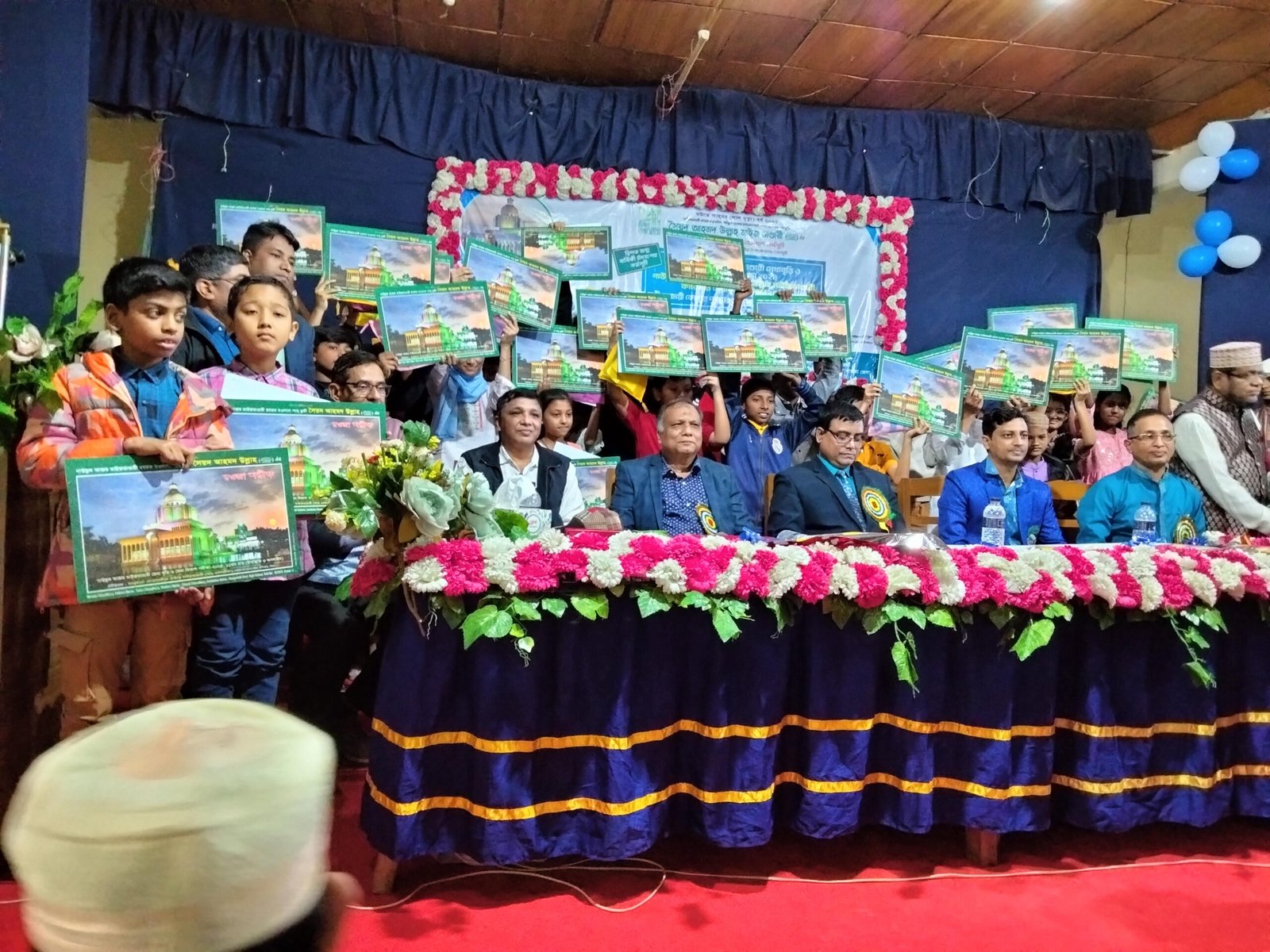 গাউছুল আজম মাইজভান্ডারী মেধাবৃত্তি ও মেধাবিকাশ পরীক্ষায় উত্তীর্ণদের শিক্ষা সামগ্রী বিতরণ