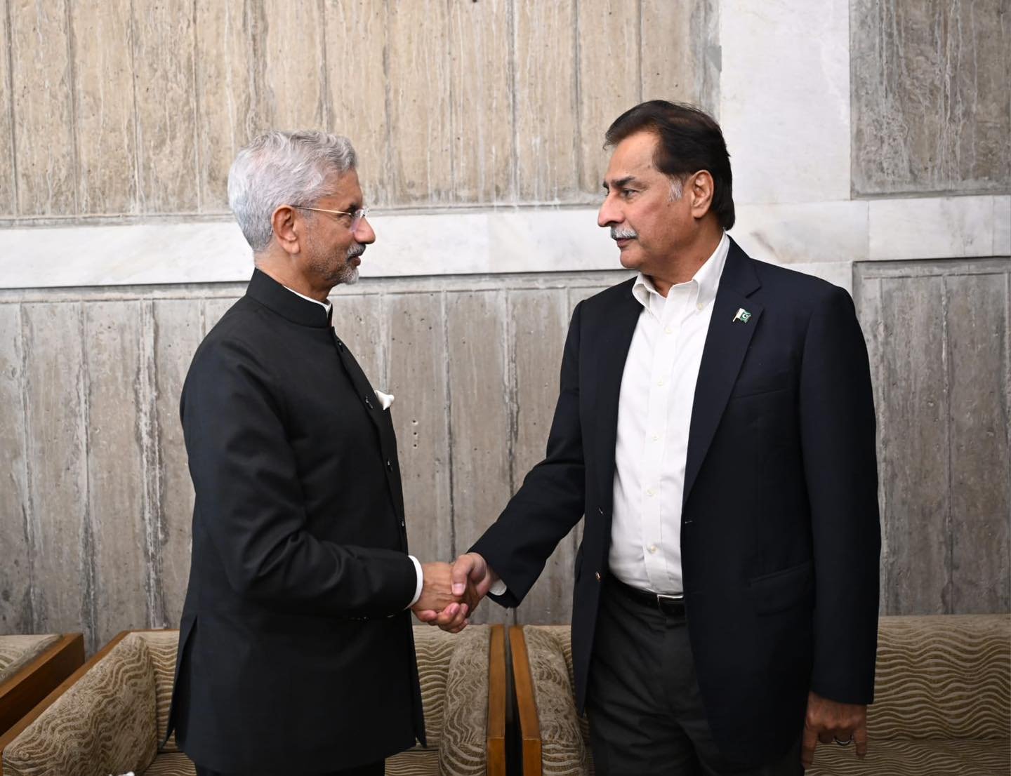 খালেদা জিয়ার শেষকৃত্য অনুষ্ঠানে ঢাকায় পাকিস্তান স্পিকার ও ভারতের পররাষ্ট্রমন্ত্রীর শুভেচ্ছা বিনিময়