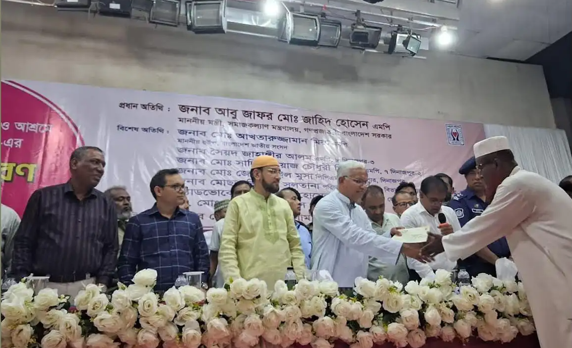 দিনাজপুরে চড়ারহাট থেকে নওদাপাড়া পর্যন্ত পাকা সড়ক নির্মাণ কাজের উদ্বোধন করেন সমাজকল্যাণ মন্ত্রী