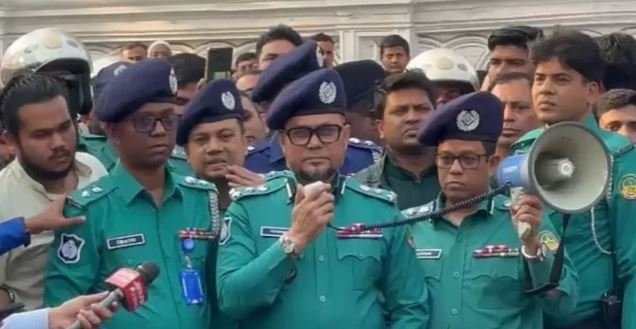 গাজীপুরে হামলার ঘটনায় ওসি প্রত্যাহার, ক্ষমা চাইলেন পুলিশ কমিশনার