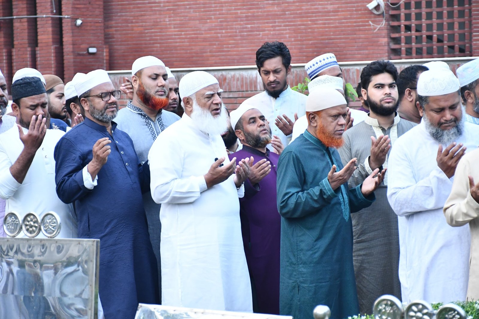 ব্যারিস্টার আব্দুর রাজ্জাক এর কবর জিয়ারত করলেন জামায়াত আমীর ডা. শফিকুর রহমান