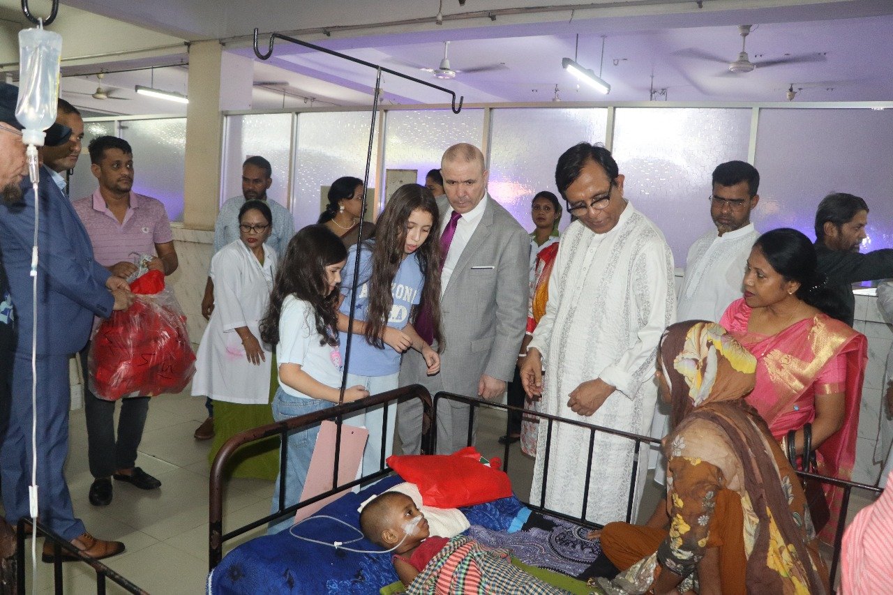 আলজেরিয়ার রাষ্ট্রদূতের ঈদ উল আযহায় বাংলাদেশ শিশু হাসপাতাল পরিদর্শন: শিশুদের উপহার বিতরণ