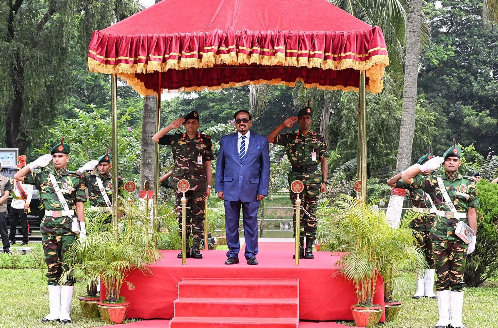 বঙ্গভবন থেকে আনুষ্ঠানিকভাবে বিদায় নিলেন ভারপ্রাপ্ত রাষ্ট্রপতি হাফিজ উদ্দিন আহমদ