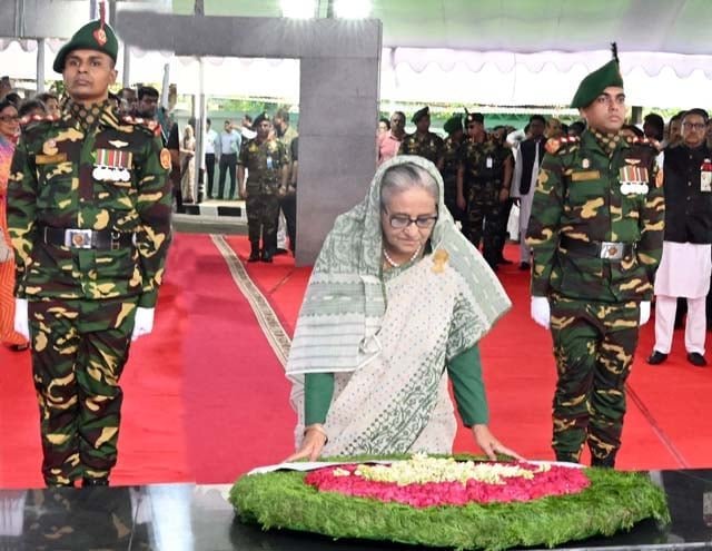 আওয়ামী লীগের ৭৫তম প্রতিষ্ঠাবার্ষিকীতে বঙ্গবন্ধুর প্রতি শ্রদ্ধা নিবেদন করলেন প্রধানমন্ত্রী