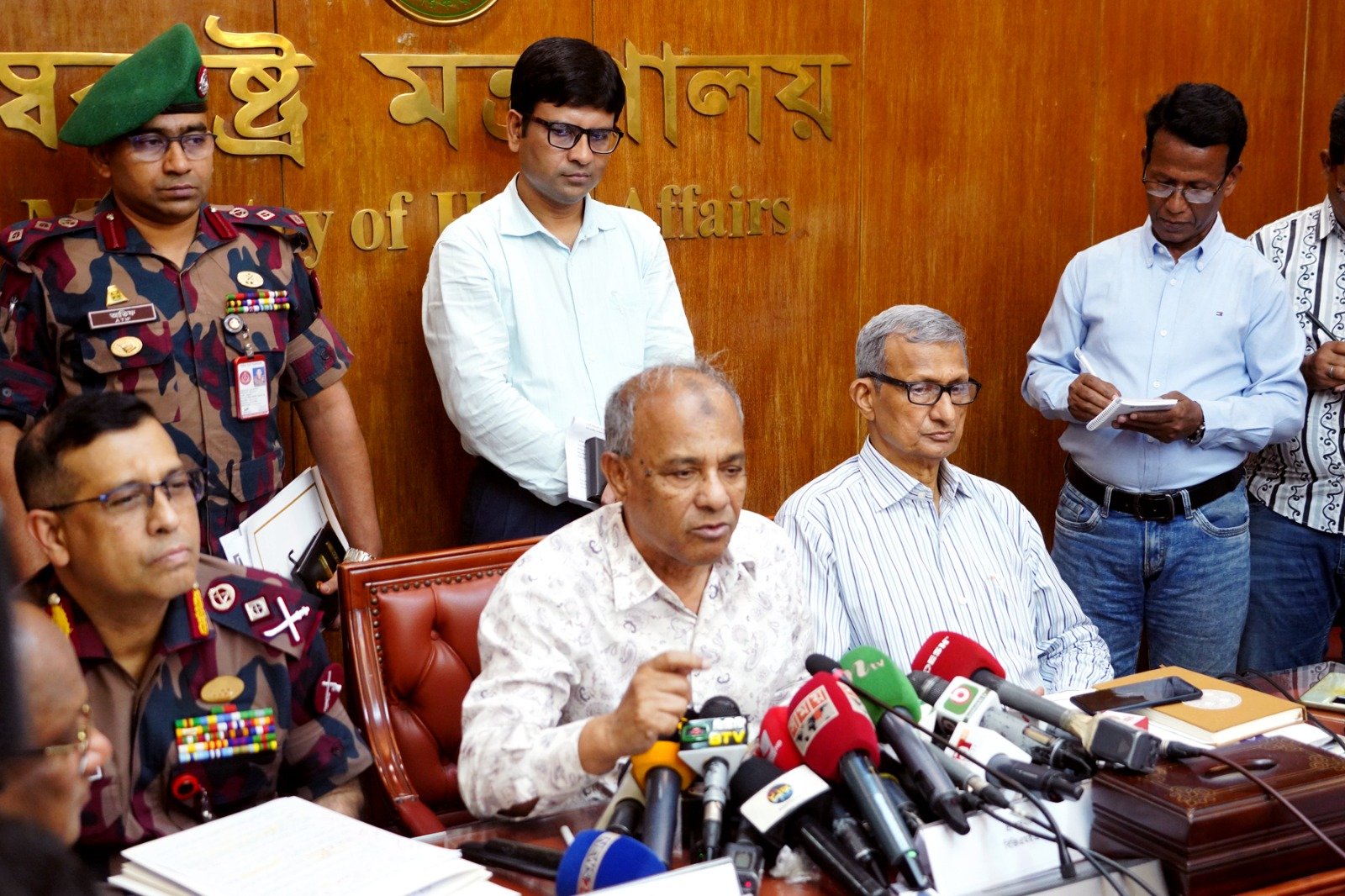 পুলিশের হাতে থাকবে না মারণাস্ত্র ও র্যাব পুনর্গঠনে পাঁচ সদস্যের কমিটি গঠন- স্বরাষ্ট্র উপদেষ্টা