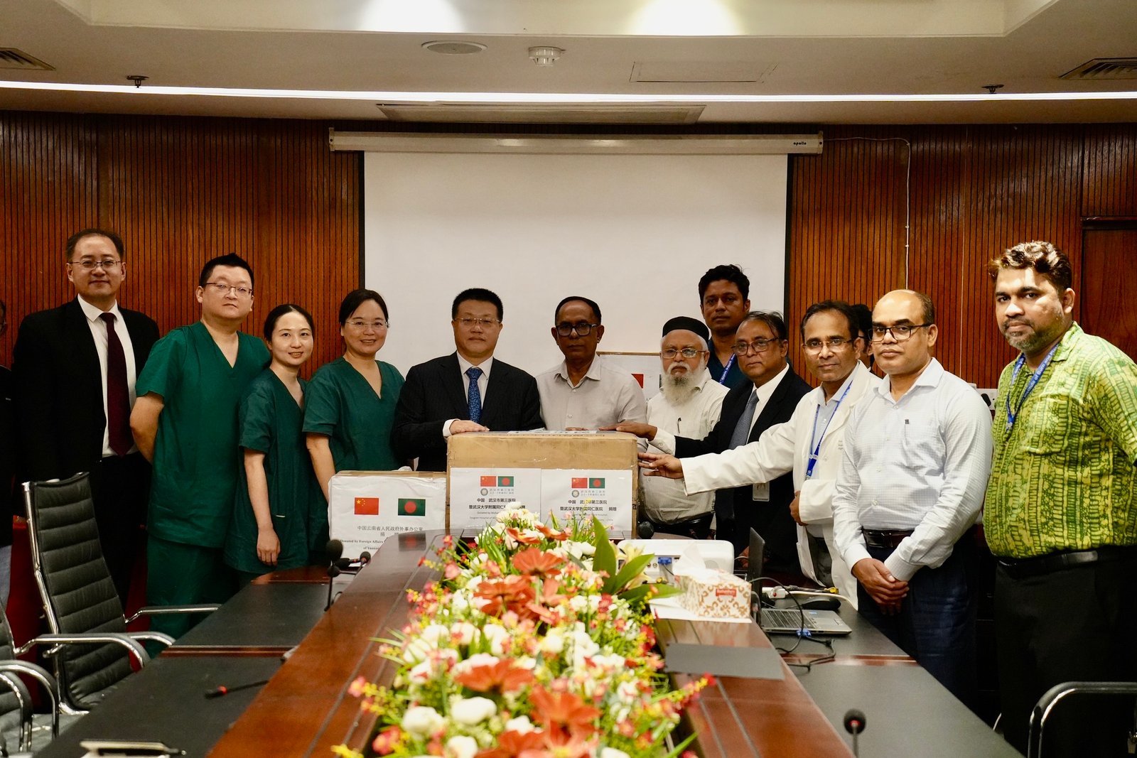 বিমান দুর্ঘটনায় আহতদের সহায়তায় চীনের জরুরি চিকিৎসা সহায়তা সামগ্রী হস্তান্তর
