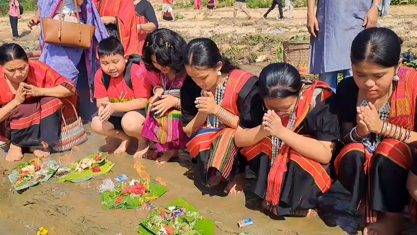 রাঙামাটিতে ফুল ভাসিয়ে শুরু বৈসাবি’র আনুষ্ঠানিতা