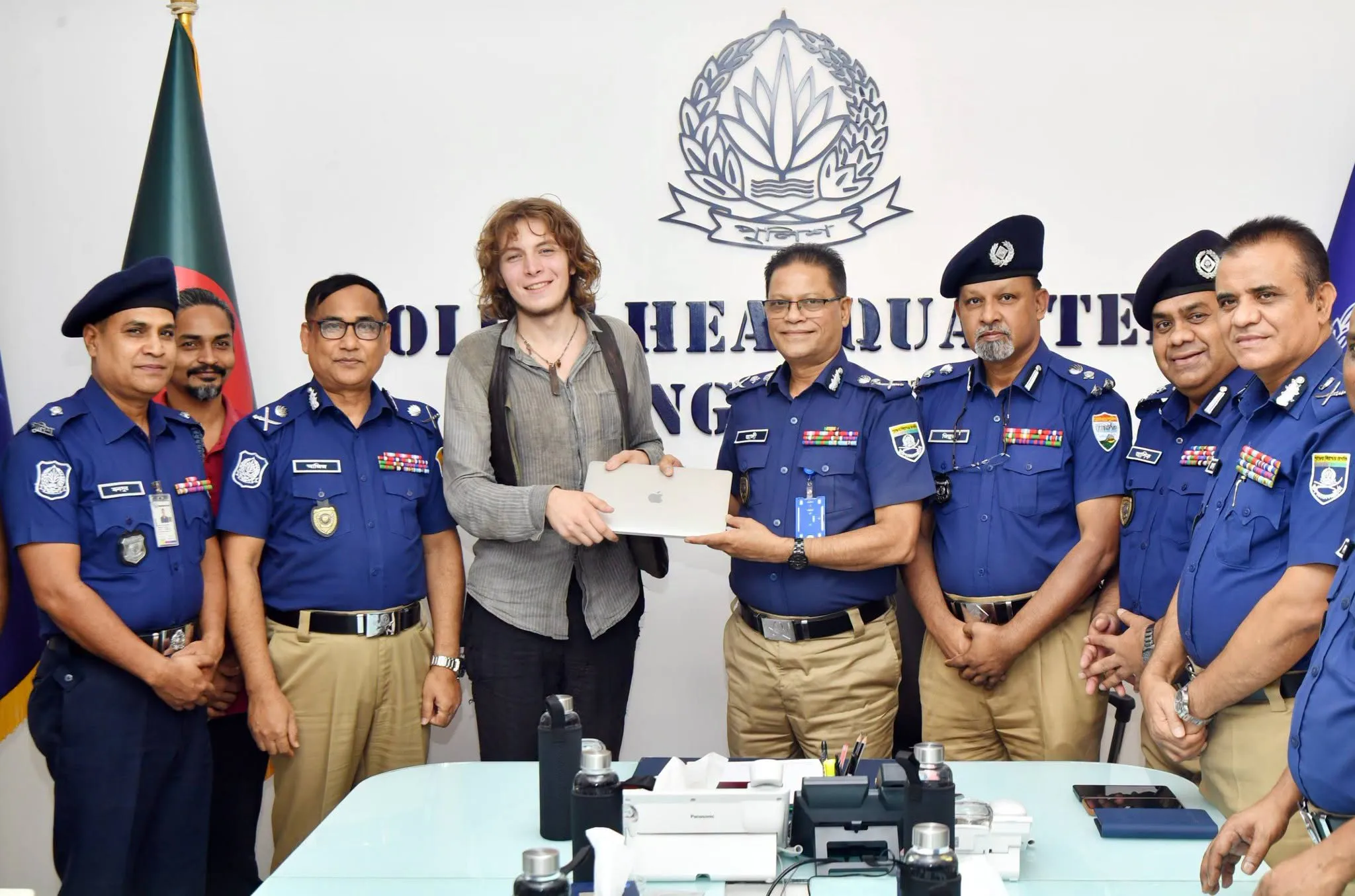 জার্মান পর্যটকের উদ্ধারকৃত ল্যাপটপ হস্তান্তর করেছে পুলিশ