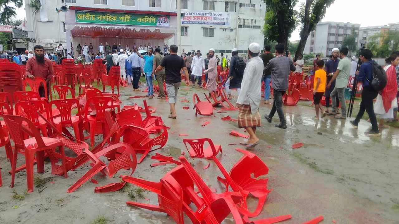 গোপালগঞ্জে এনসিপির সমাবেশ মঞ্চে হামলা