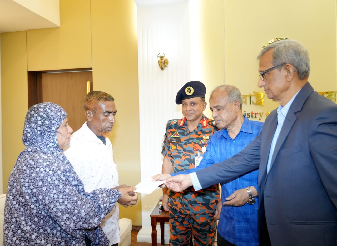 ফায়ারফাইটার নয়নের পরিবারকে স্বরাষ্ট্র মন্ত্রণালয়ের পক্ষ থেকে আরো পাঁচ লক্ষ টাকা সহায়তা প্রদান