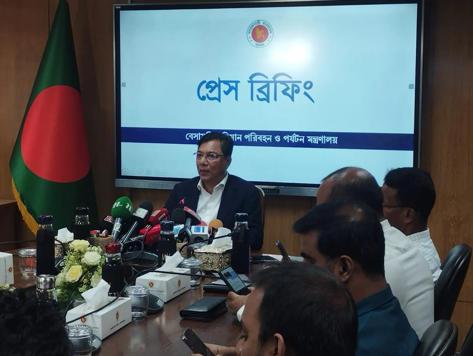 উড়োজাহাজ স্বল্পতা দূরীকরণে সরকার উড়োজাহাজ ক্রয়ের সময়োপযোগী উদ্যোগ নিয়েছেঃ বিমানমন্ত্রী