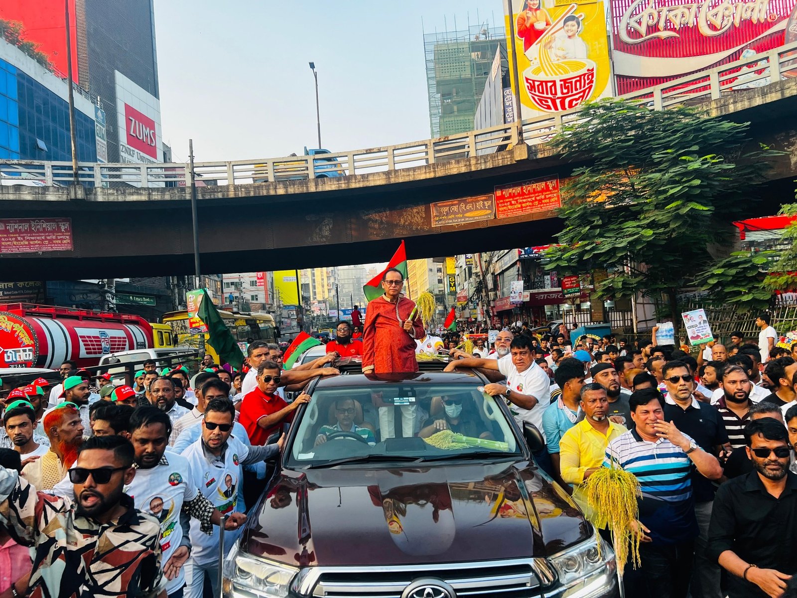 ঢাকা-১১ আসনে বিএনপি প্রার্থী ড. এম এ কাইয়ুমের গণসংযোগে মানুষের ঢল
