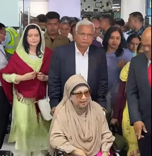 চিকিৎসা শেষে দেশে ফিরলেন খালেদা জিয়া, নির্বাসন শেষে ফিরলেন ডা. জোবাইদা রহমান
